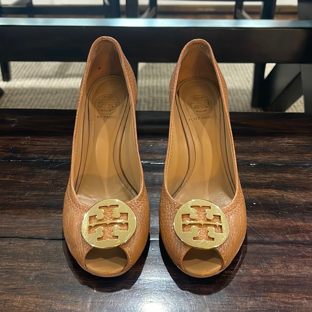 Tory Burch Amanda wedge, tan 6.5